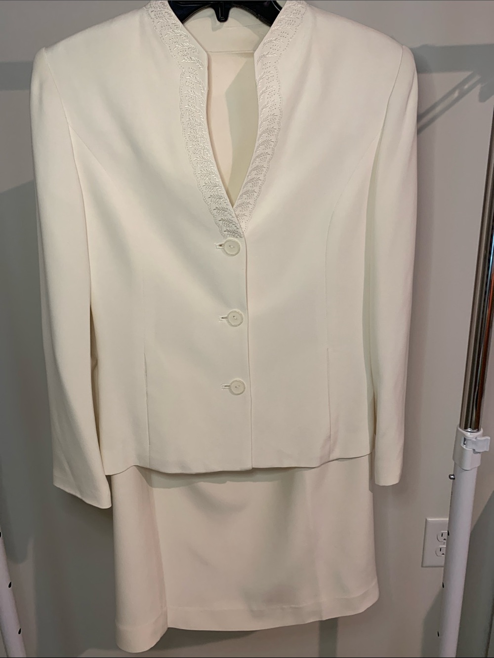 Larry Levine Cream Women's Blazer and Skirt Set. SZ 6P